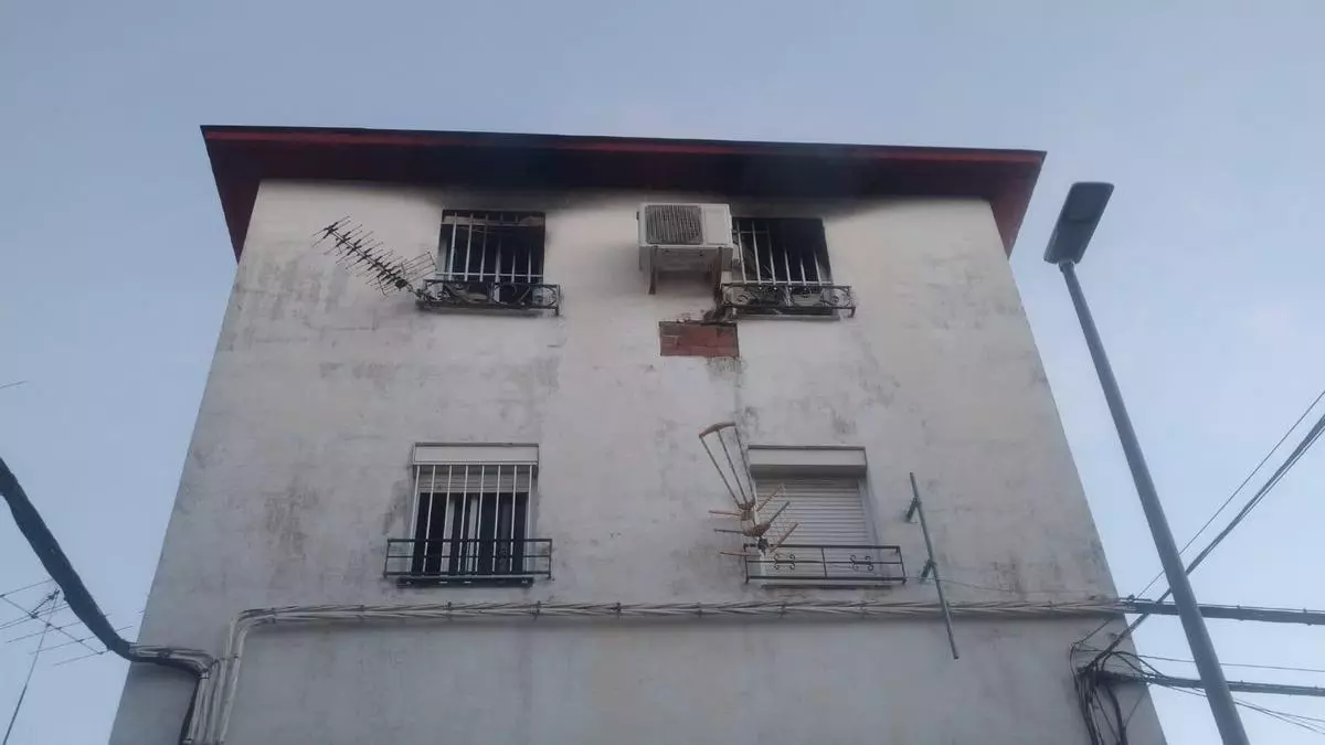 Tres jóvenes se precipitan desde una tercera planta al huir de un incendio en una vivienda en Los Pajaritos, en Sevilla