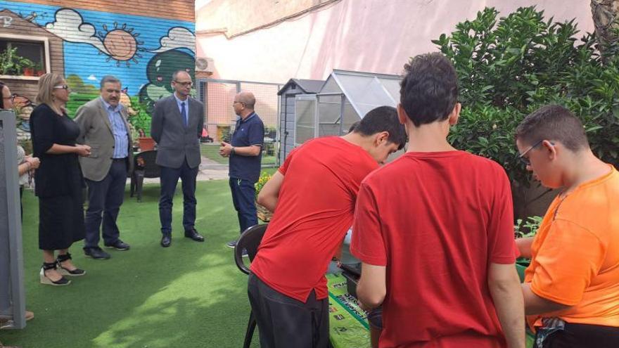 El consejero de Educación Víctor Marín durante su visita al CEE Las Boqueras. | L.O.