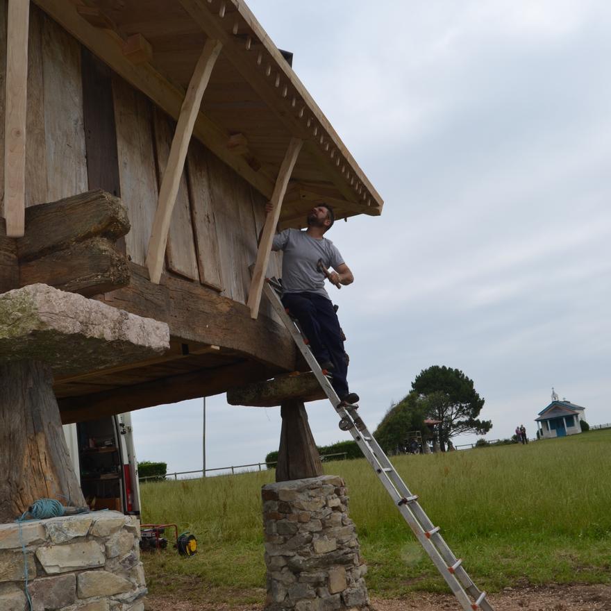 Cudillero vuelve a tener su hórreo de postal en el campo de la Regalina