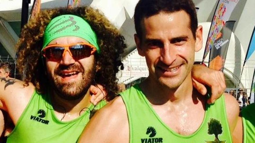 Patricio, a la izquierda, posa con otro atleta de Colmenar.