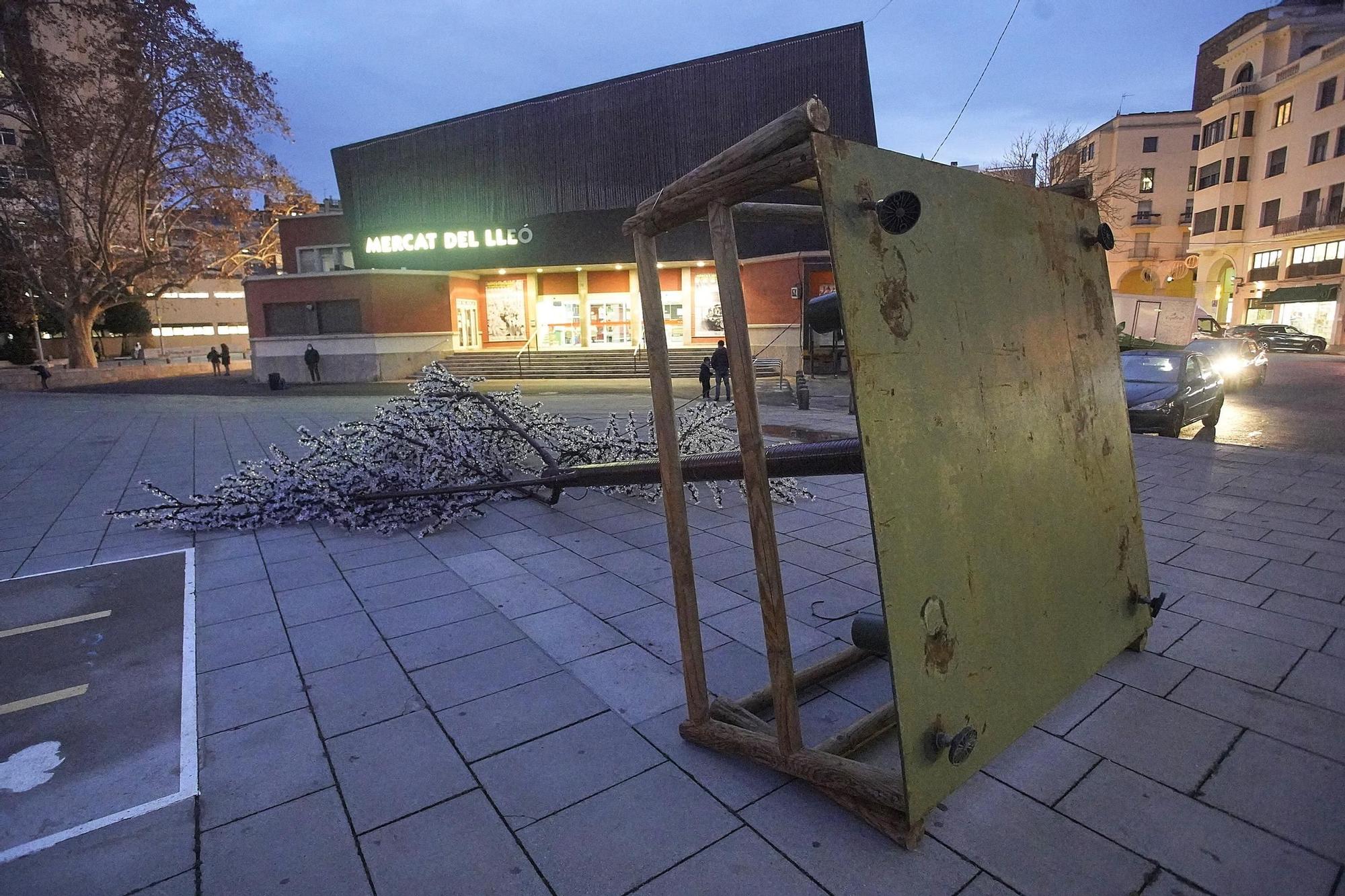 El vent fa caure l'arbre de Nadal del Mercat del Lleó