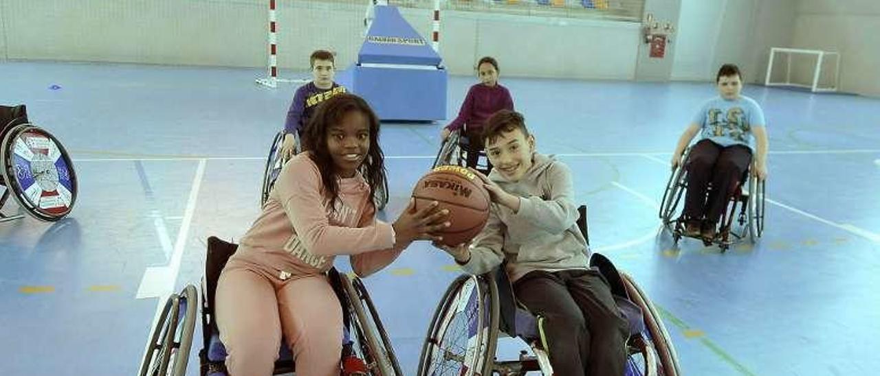 Janet Acevedo y Nel Noriega, jugando al baloncesto en silla de ruedas en el campus de Mieres.