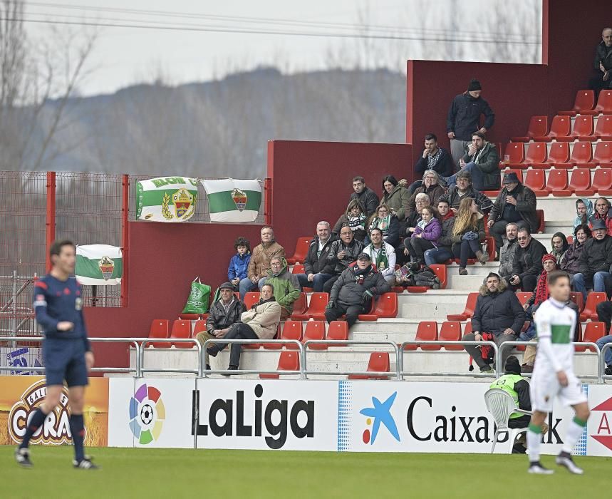 Dos golazos de León permiten al Elche, con un hombre menos por la expulsión de Noblejas, dar la vuelta al partido