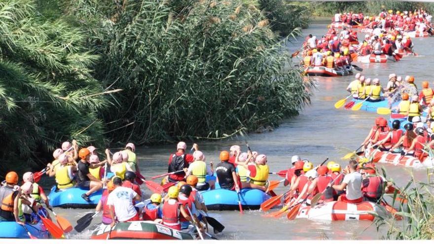 Decenas de personas participan en un descenso del Segura con balsas.