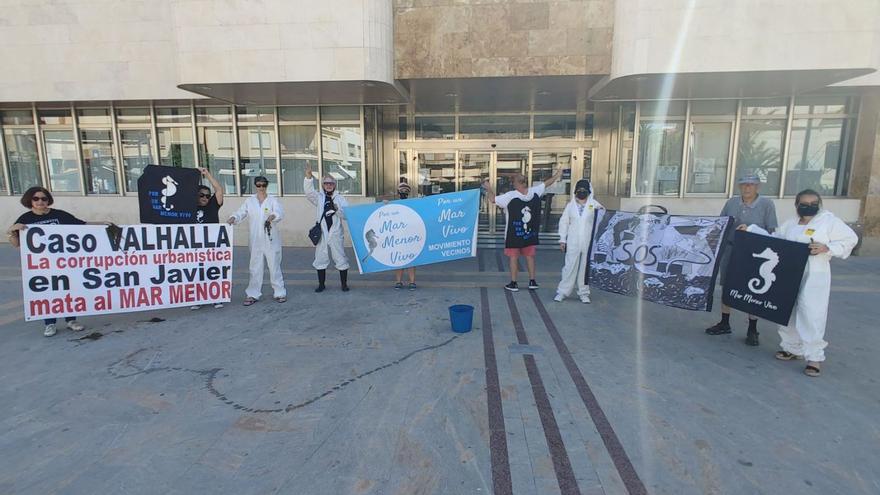 Protesta Colectivos de apoyo al Mar Menor critican que la FEMP se reúna en San Javier