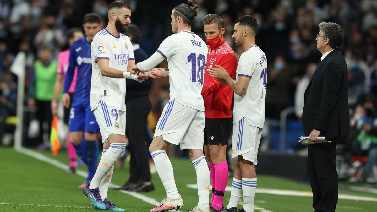 Karim Benzema dando el relevo a Gareth Bale.