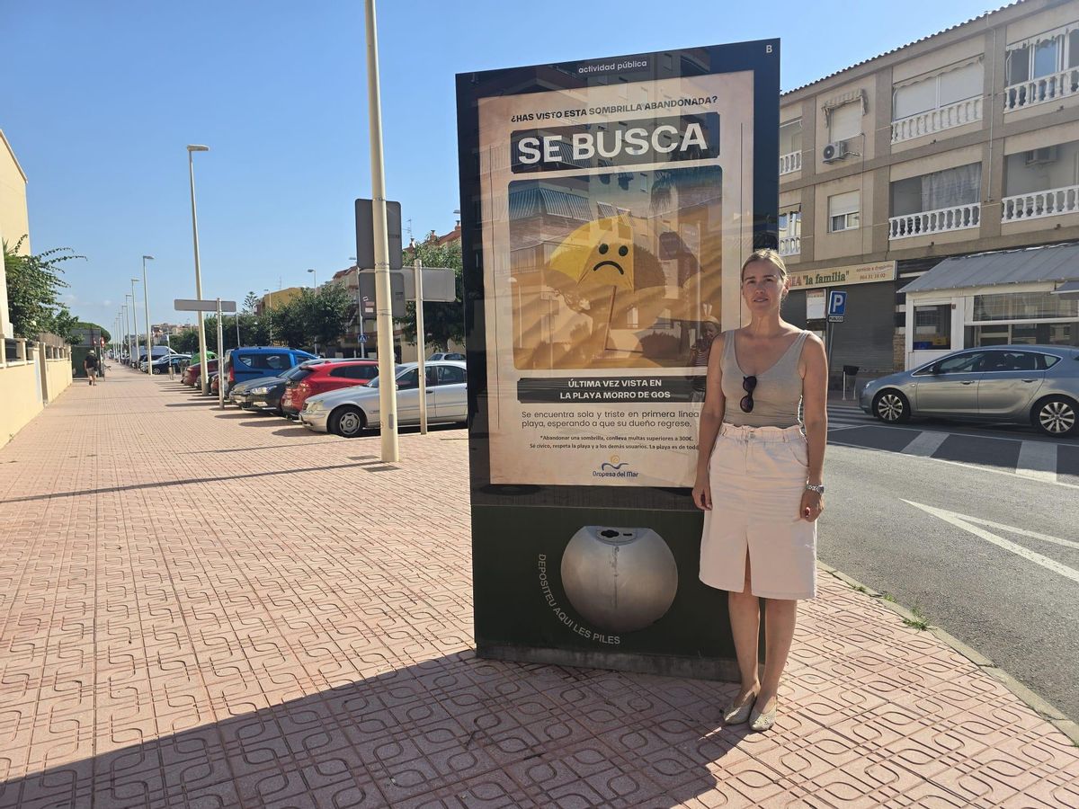 La concejala de Playas, Isabel Moya, junto a uno de los mupis.
