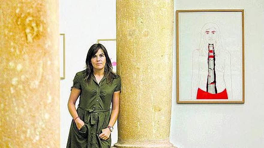 Natalia Pastor junto al dibujo en el que rinde homenaje a Frida Kahlo.