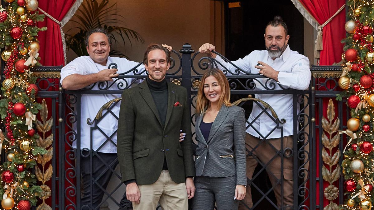 Rafa Zafra (derecha), Anna Gotanegra y el chef Ricardo Acquista, con Friedrich von Schönburg, director general de El Palace (con americana).