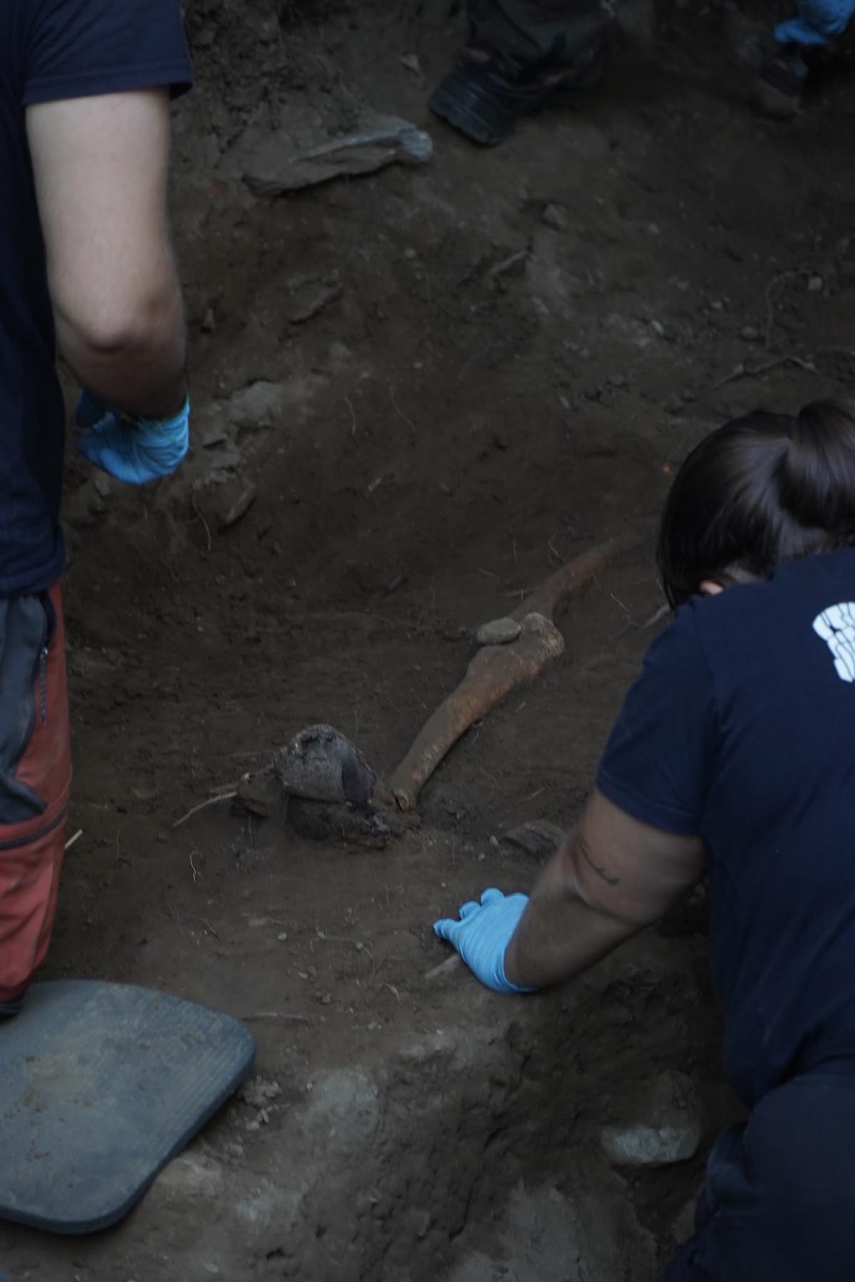 Presentación de los resultados de los trabajos de búsqueda de víctimas del franquismo en el cementerio de Beira, en Carral