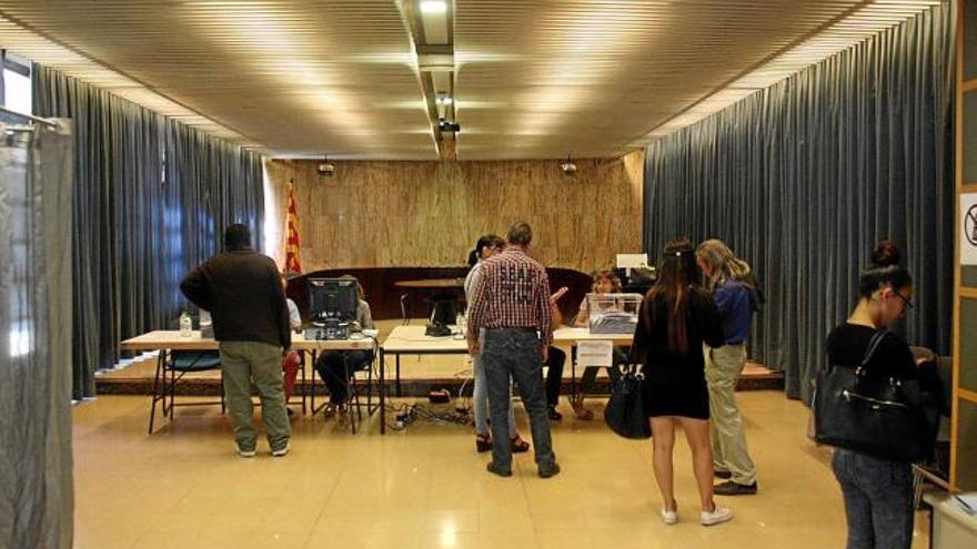 Persones congregades en un dels cinc punts de votació de la consulta de la localitat gironina