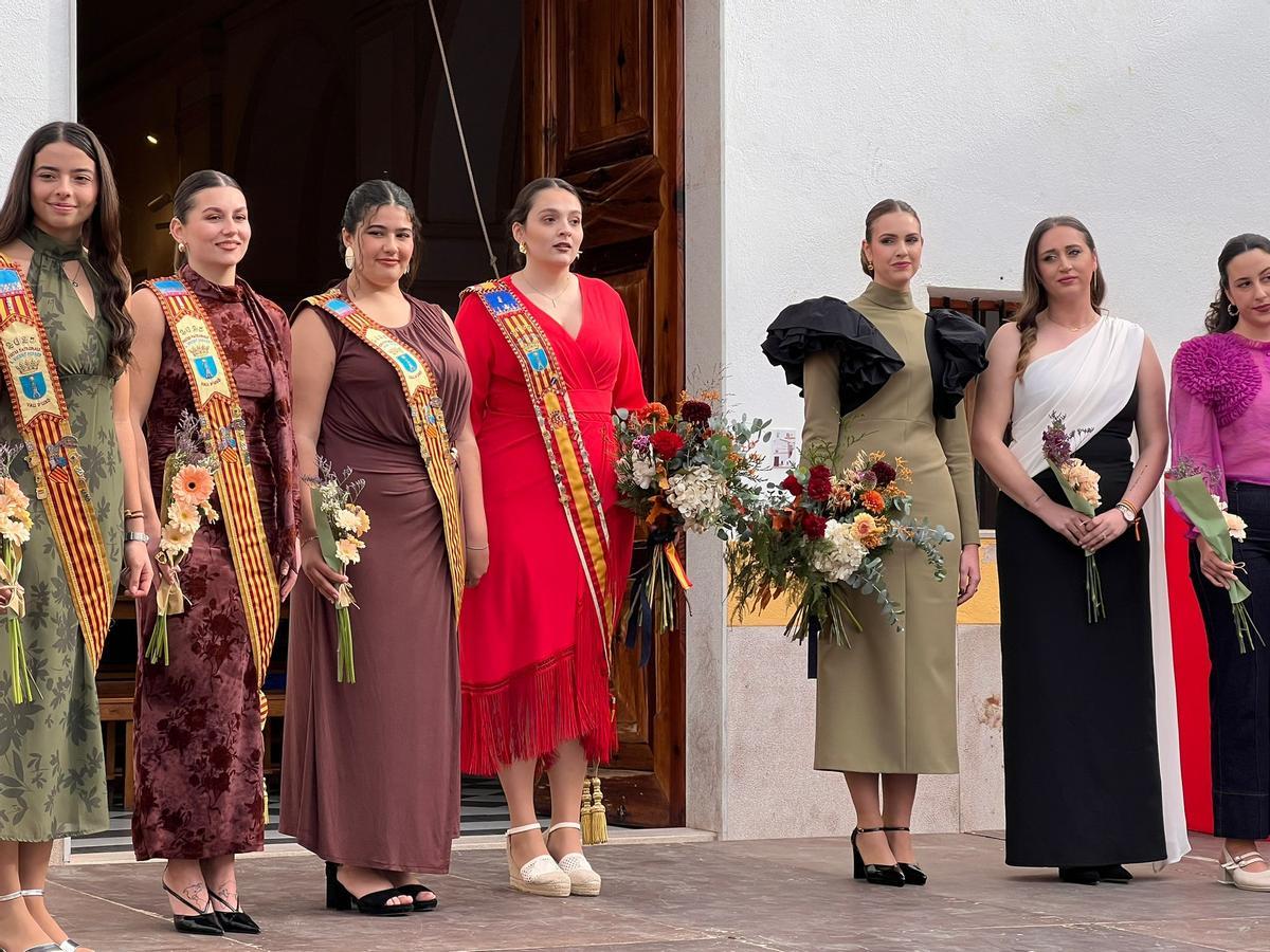 En el centro de la imagen, Daniela Langa, actual reina, junto a su sucesora, Anna Clavell.