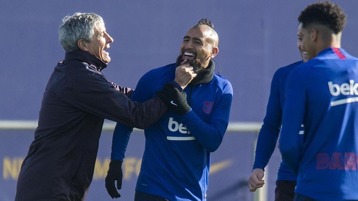 Quique Setién bromea con Arturo Vidal en un entrenamiento del Barça