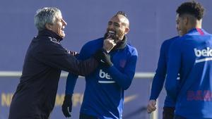 Quique Setién bromea con Arturo Vidal en un entrenamiento del Barça.