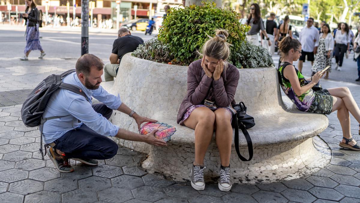 Joan Juncosa ajusta uno de sus parches en un banco a la altura de la calle Aragó.