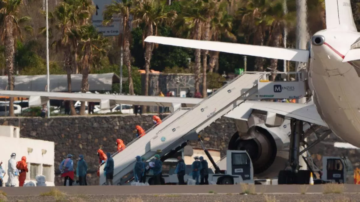 Los primeros pasajeros del MV Hondius ya van camino del aeropuerto Tenerife Sur