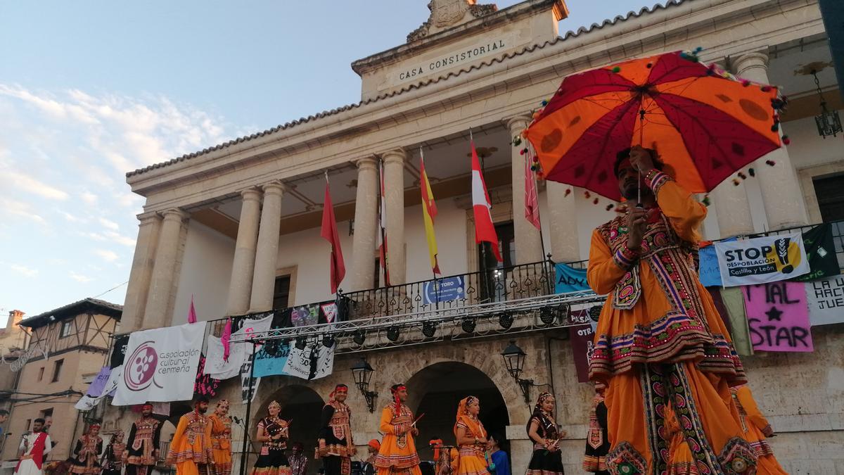 El grupo de folclore procedente de la India baila en la Plaza Mayor