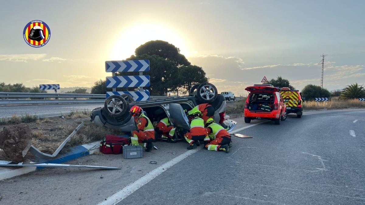 Los bomberos, en plena asistencia para rescatar al conductor.
