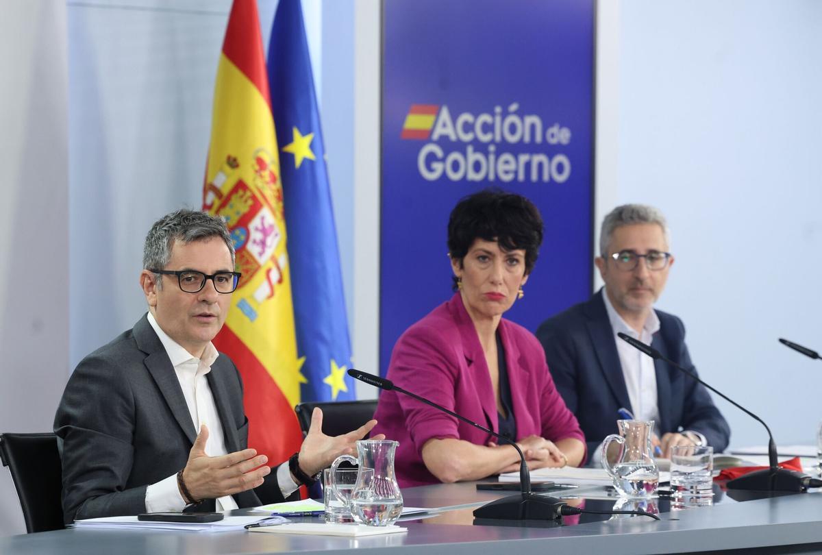 El ministro de Presidencia, Justicia y Relaciones con las Cortes, Félix Bolaños, la ministra de Inclusión, Seguridad Social y Migraciones y portavoz del Gobierno, Elma Saiz, y el ministro de Hacienda, Arcadi España, durante una rueda de prensa tras el Consejo de Ministros este martes.
