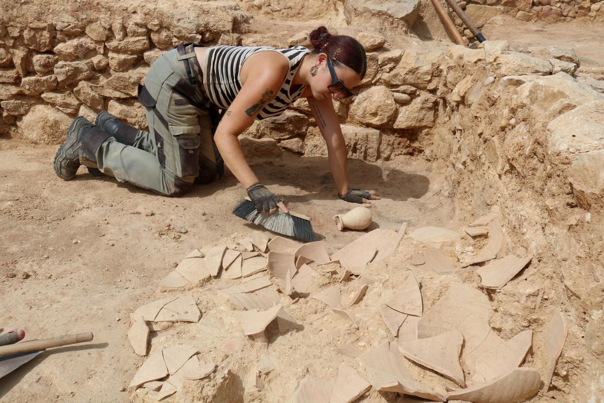 Restes i fragments d'àmfores gregues amb la gerreta d'una sola nansa que s'ha trobat durant les excavacions a Empúries