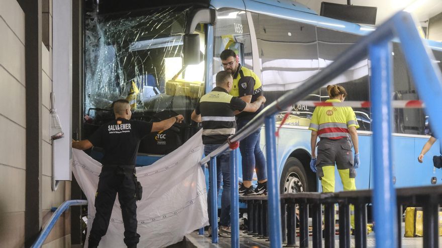 El accidente de la guagua que se empotró contra una pared en San Telmo, en imágenes