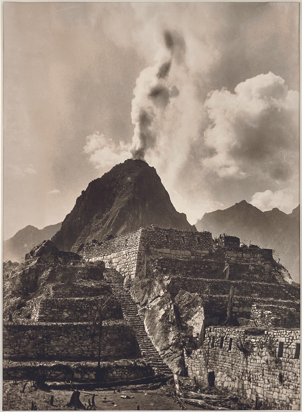 El Barrio Oriental de Machu Picchu y, al fondo, el Huayna Picchu. 1928. 