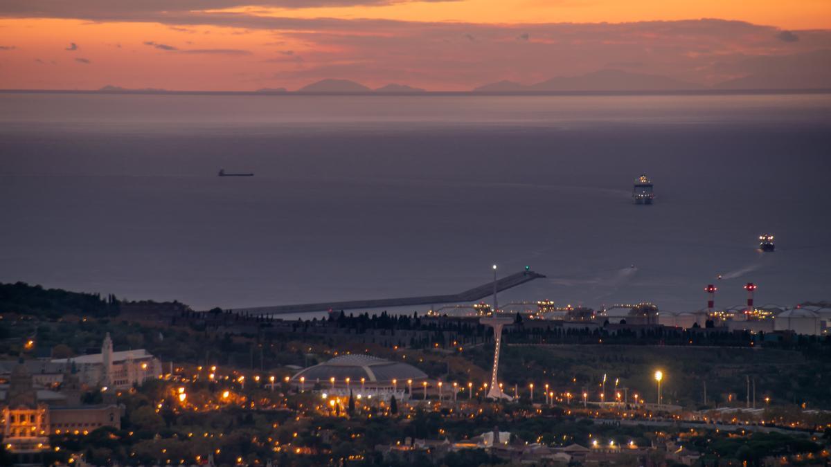 Amanecer en Barcelona el 21 de noviembre. Cielos rojizos y, al fondo, algunas cimas de Mallorca