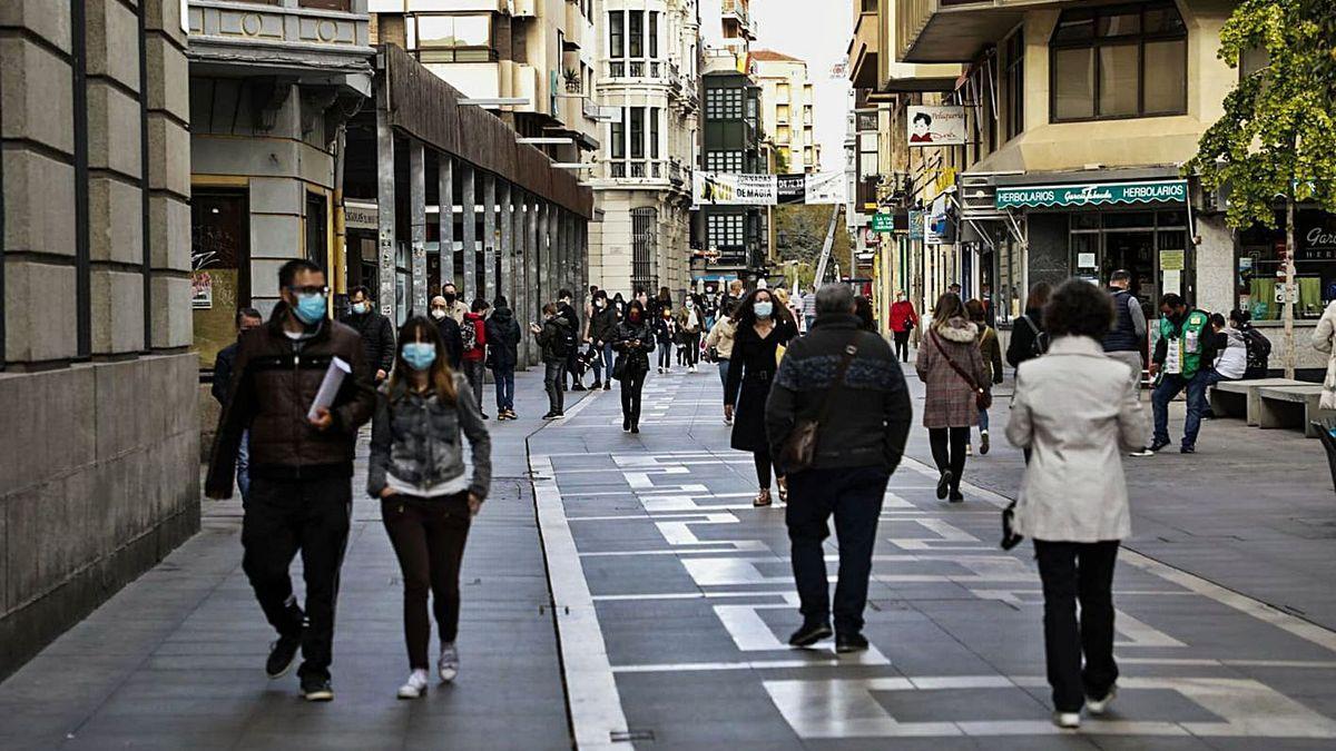 Ciudadanos pasean por Santa Clara, en Zamora capital.