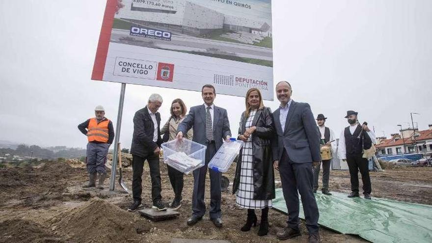 Fernández, Rodríguez, Caballero, Silva y Regades, durante la colocación de la primera piedra. // C. Graña