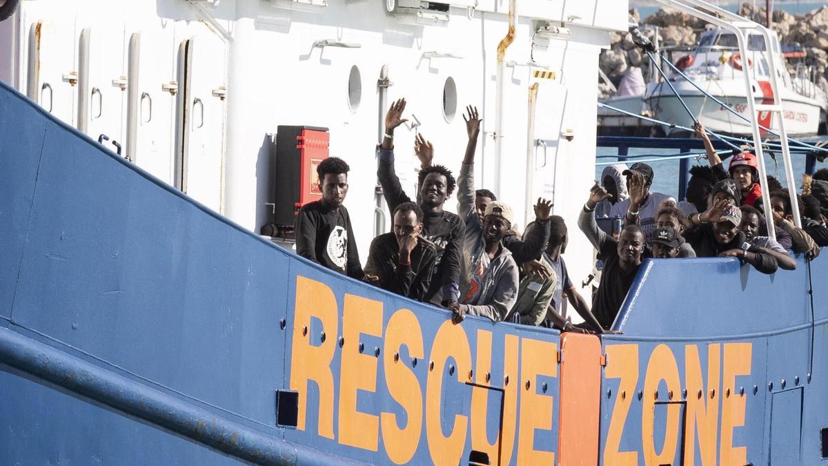 Migrantes recatados en el 'Aita Mari', en una imagen de archivo.