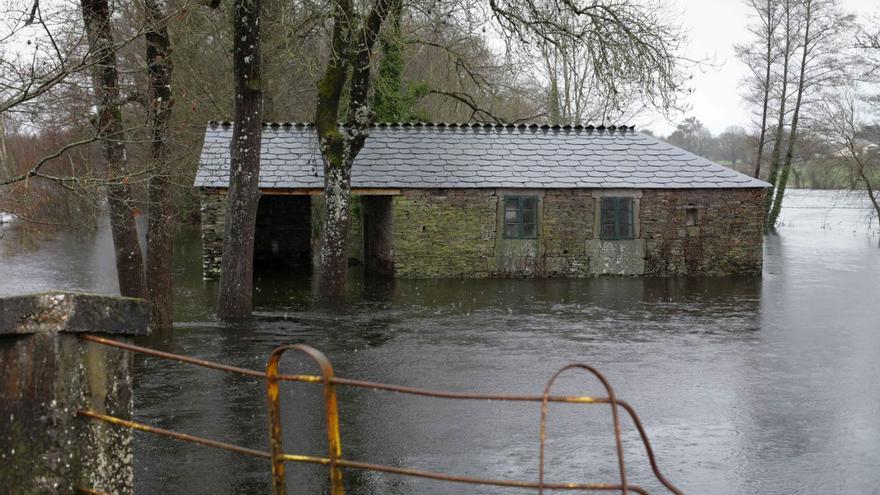 Río desbordado, ayer, en Cospeito (Lugo). |   // CARLOS CASTRO