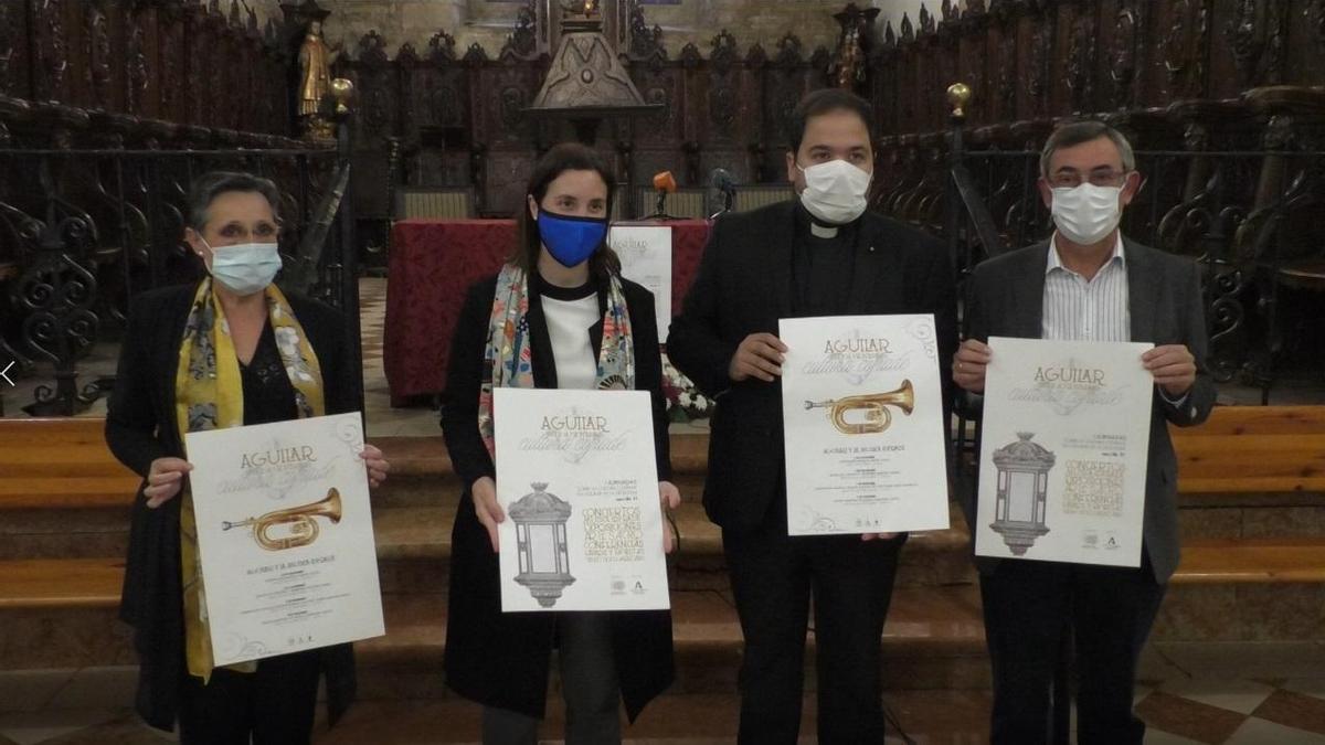 Carmen Flores y Cristina Casanueva, con el párroco y el presidente de la agrupación de cofradías