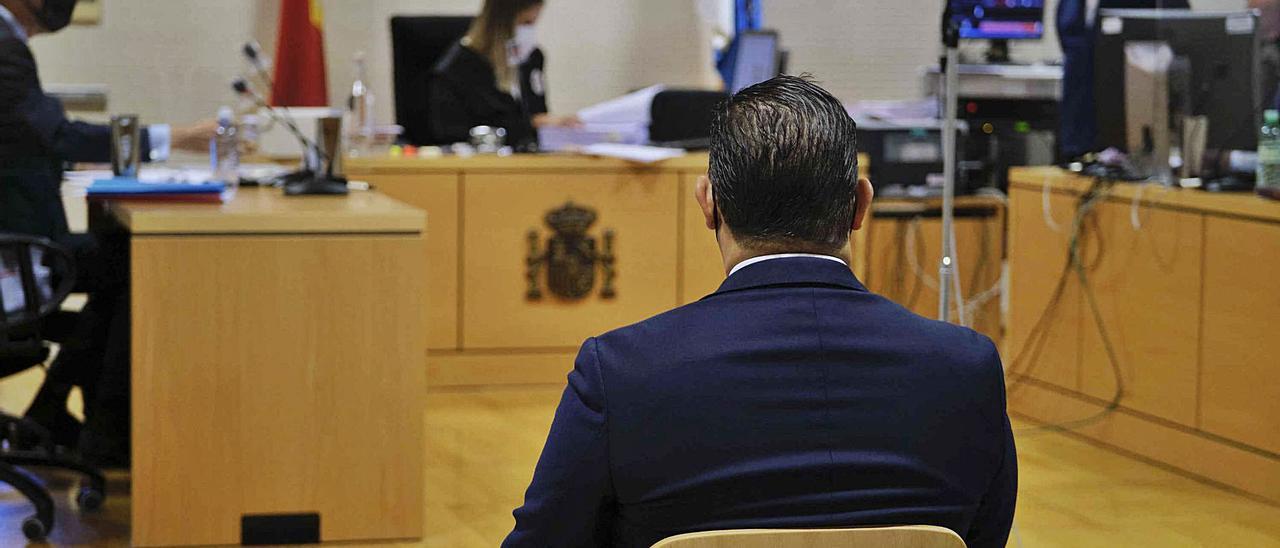 José Julián Mena (de espaldas) en la sala del Juzgado de Instrucción Número 1 de Arona, ayer.