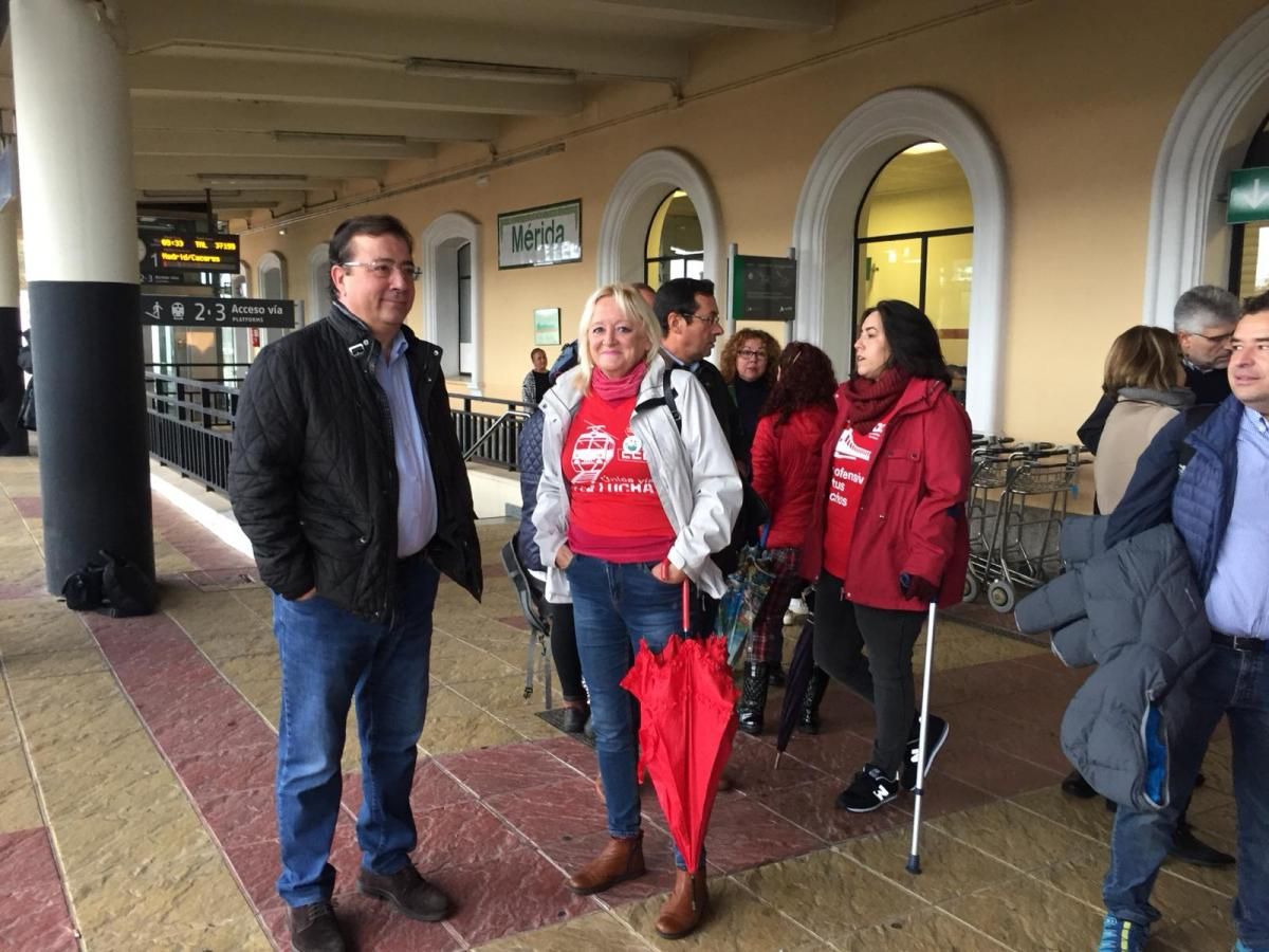 La manifestación por un tren digno para Extremadura en imágenes