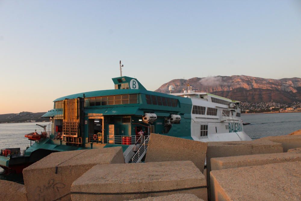 Un ferry con 400 pasajeros encalla en el puerto de Denia