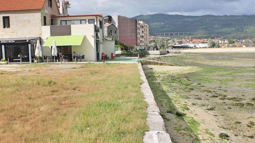 Parte del tramo de Seara en donde se construirá el paseo, con A Xunqueira al fondo. // S.A.