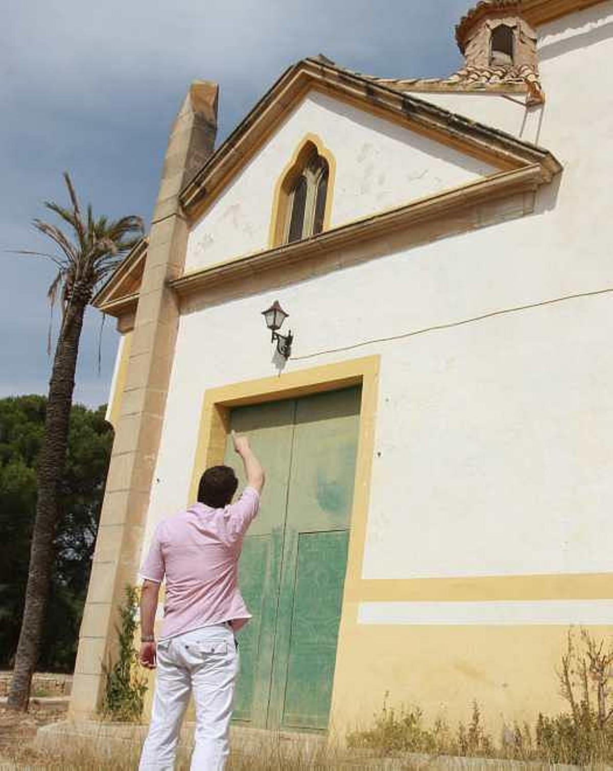 Sustraen el remate del tejado de la ermita del Nostre Senyor Robat