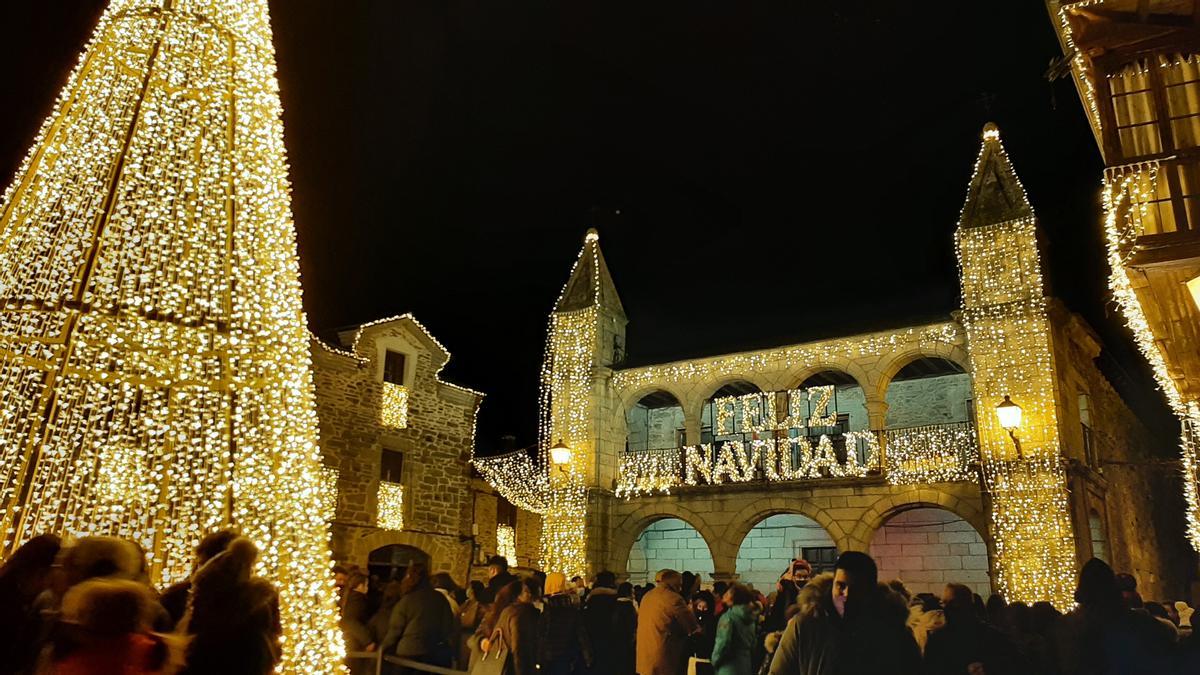 Visitantes disfrutando de la iluminación navideña en Puebla de Sanabria
