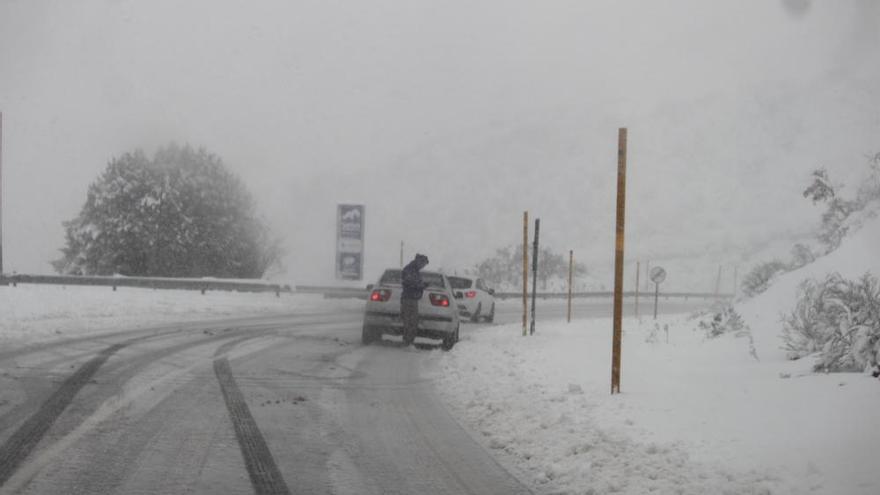 La cota de nieve baja a 300 metros en Asturias y habrá viento intenso en la costa