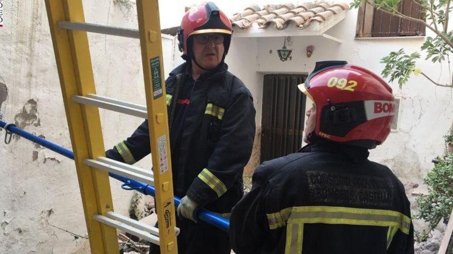 Parte del derrumbre de una vivienda deshabitada de Onda afecta al exterior de otra colindante