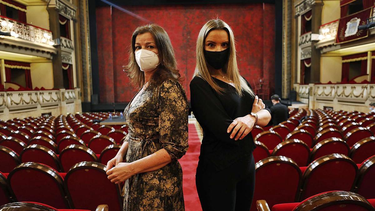 Ana Ibarra, a la izquierda, y Virginia Tola, en el teatro Campoamor de Oviedo. | Luisma Murias