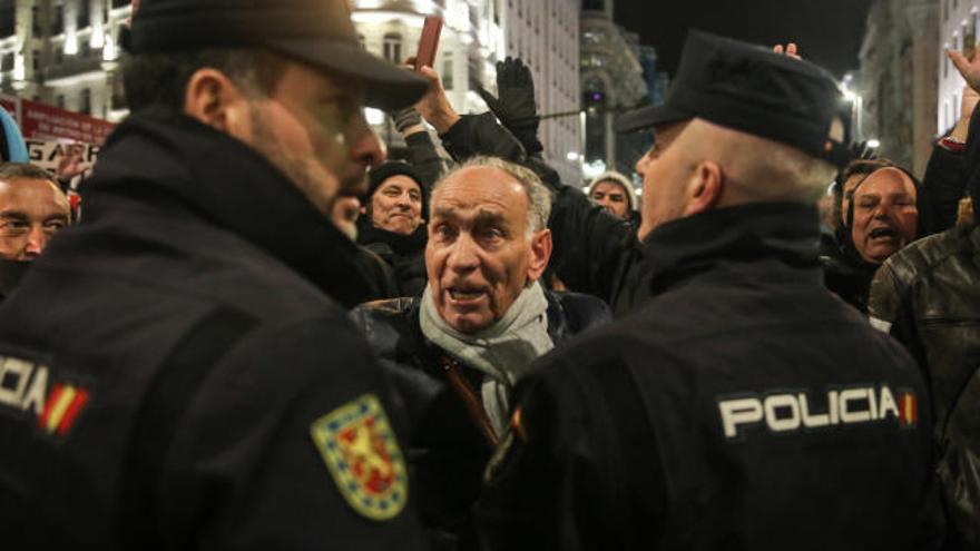 Los taxistas protestan en la Puerta del Sol y vuelven a cortar la Gran Vía