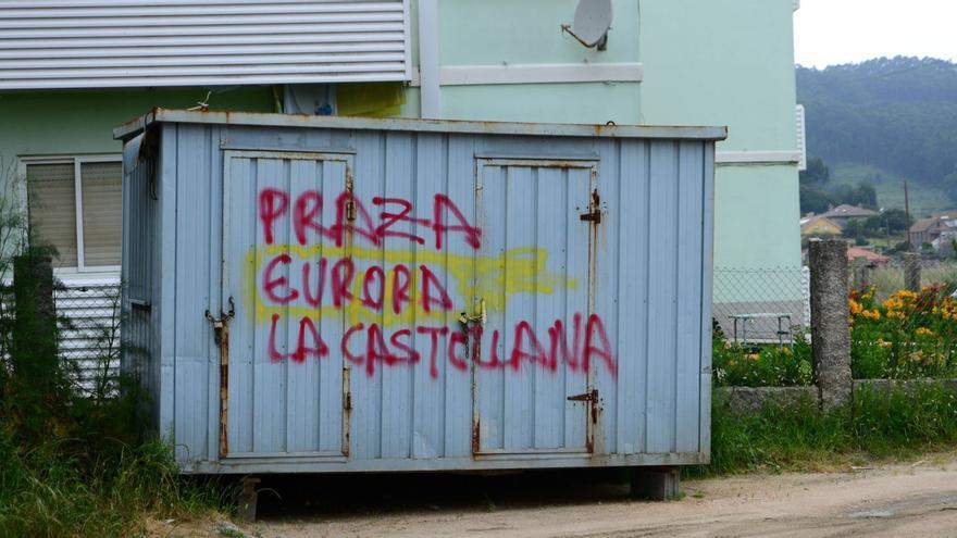 Pintada en la caseta de obra contra la concejala Aurora Prieto, en el edificio de Vilariño.   | // GONZALO NÚÑEZ