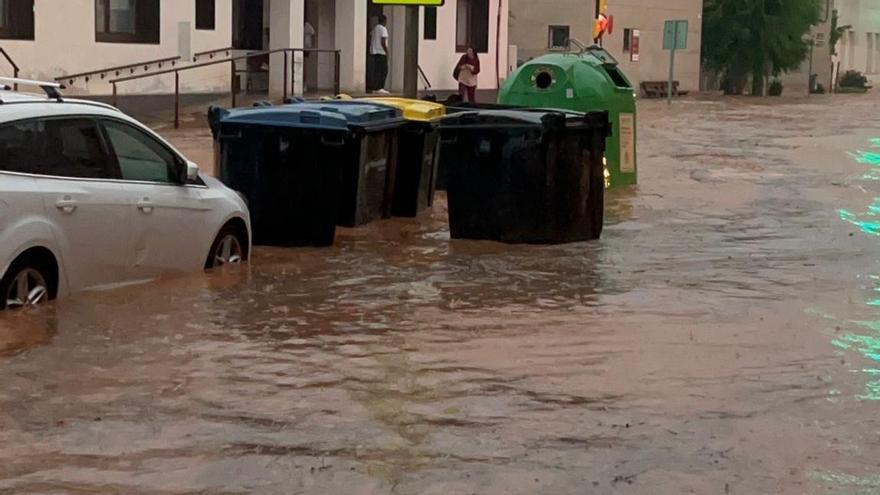 Las tormentas provocan el corte de la N-232 en Quinto, Peñaflor se queda sin agua y más de 60 salidas en Zaragoza