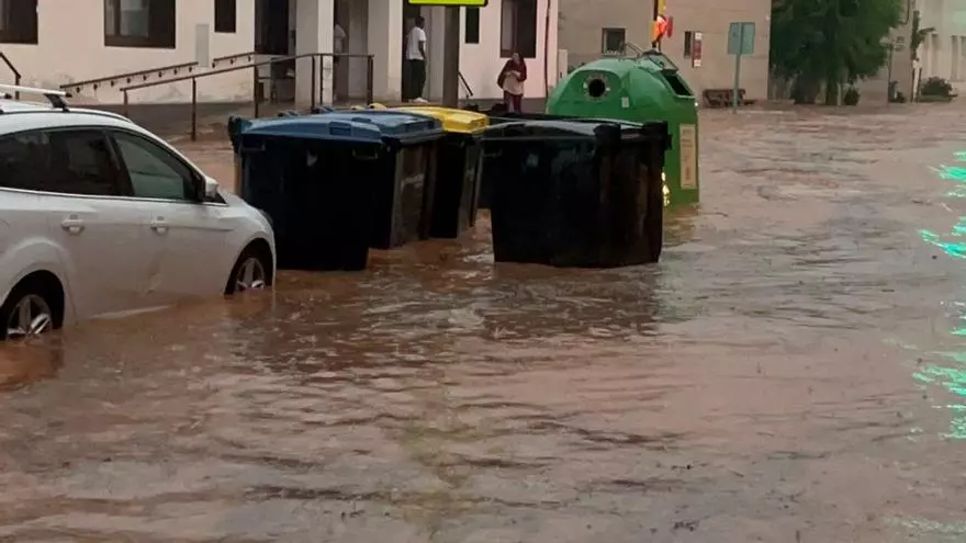 Las tormentas provocan el corte de la N-232 en Quinto, Peñaflor se queda sin agua y más de 60 salidas en Zaragoza