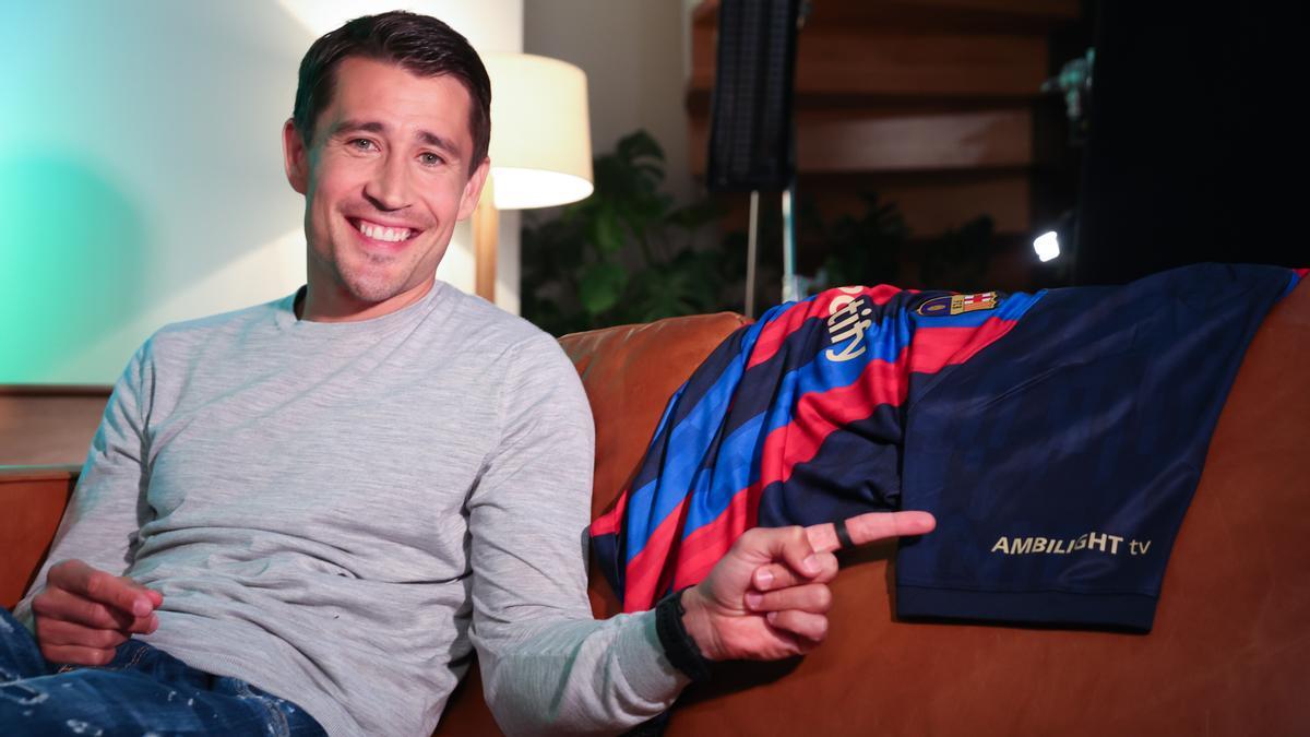 Bojan posa junto a la camiseta con la publicidad de 'AMBILIGHT tv'