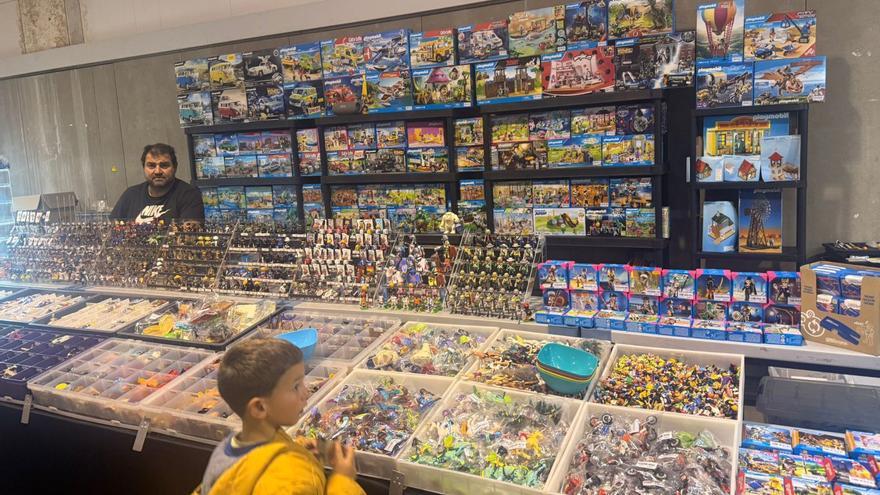 Los stands de Frikicollection (arriba) e Imaginacliks (izquierda) en otras ferias  de coleccionismo.