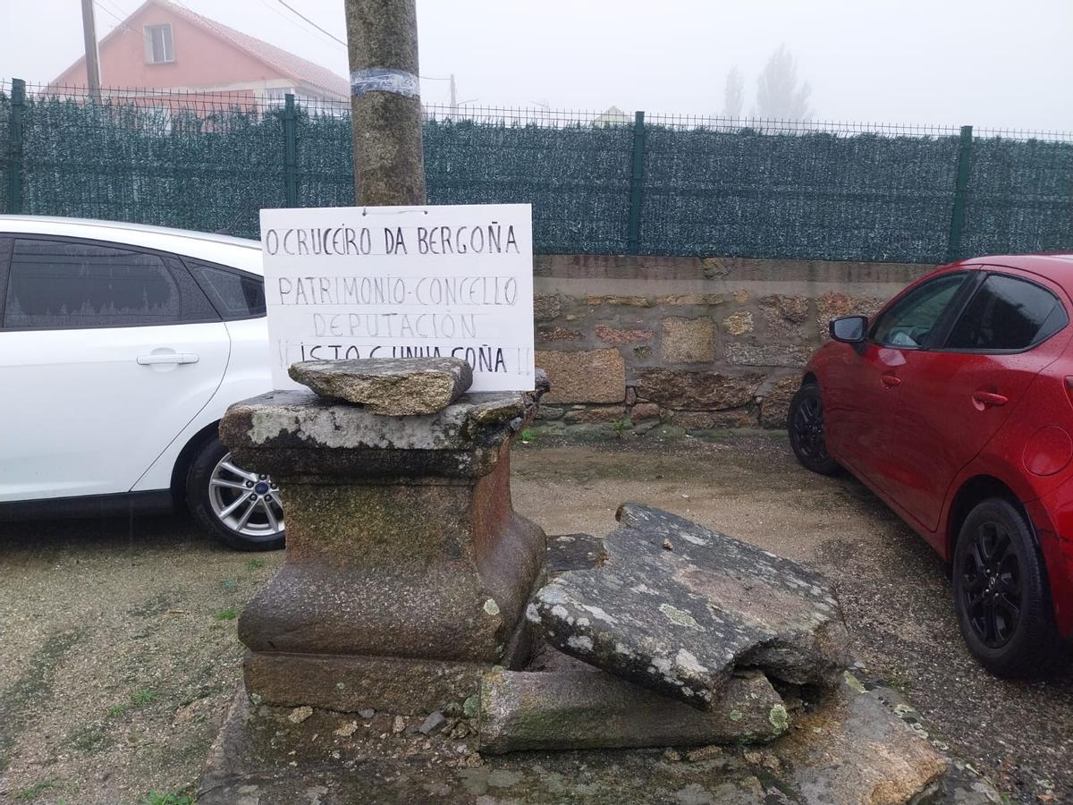 La mesa procesional del cruceiro de A Roza y el cartel de denuncia colocado este verano por los vecinos.