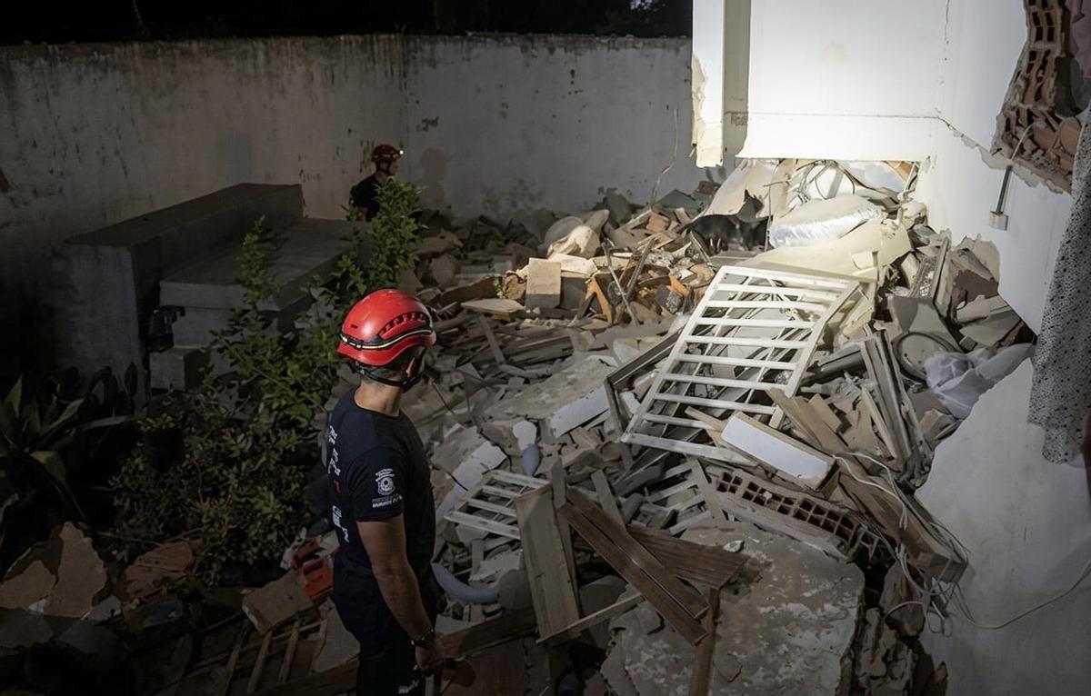 Los bomberos del Consorcio buscan supervivientes en Venezuela.