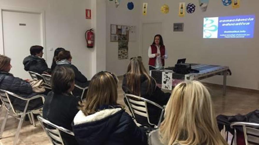 Colegios de la Vall comparten formación y talleres temáticos para padres y AMPAs